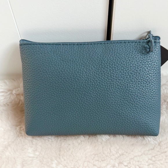 Therabody premium Textured Pouch Amenity Kit by United - Picture 3 of 4